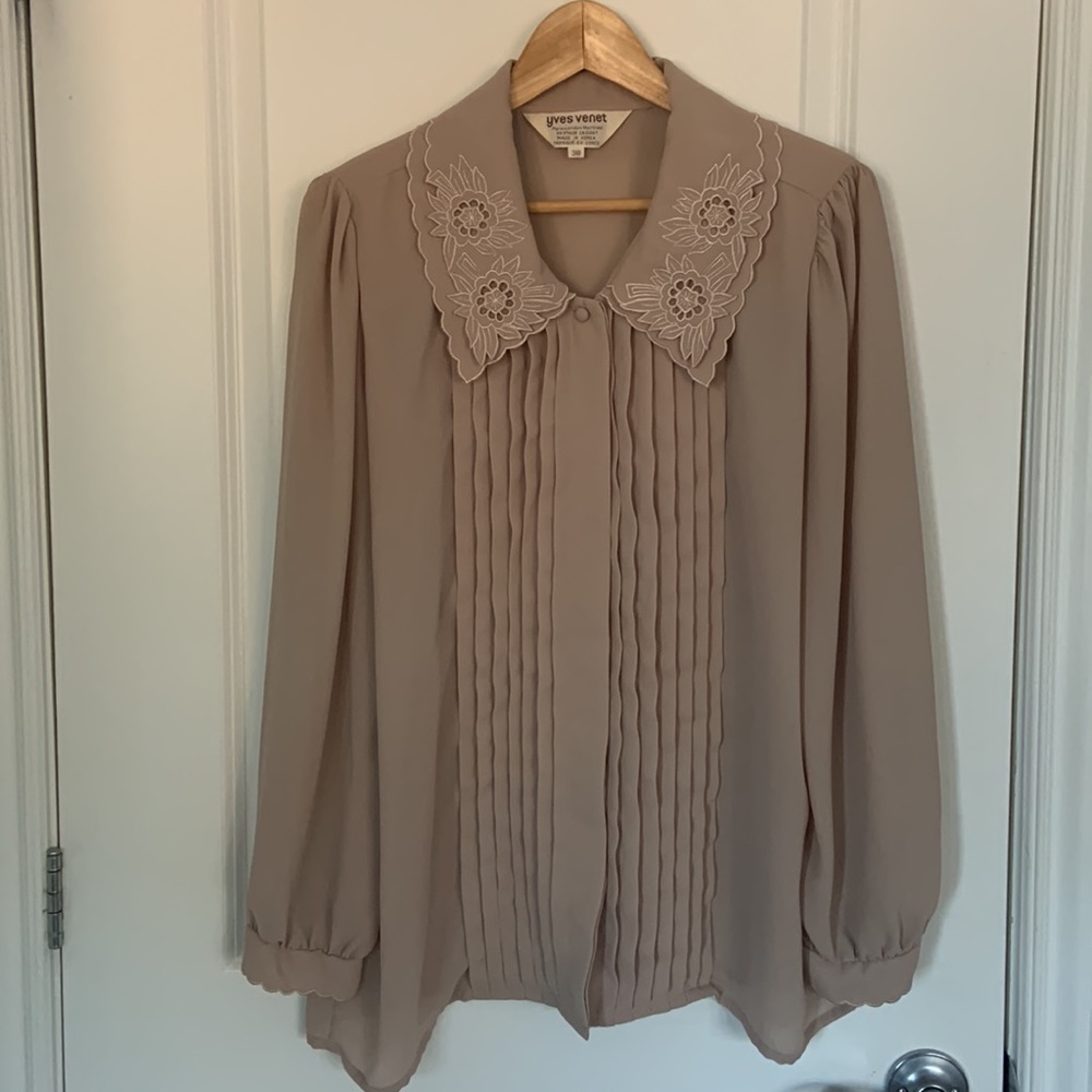 VINTAGE YVES VENET PLEATED BLOUSE IN BEIGE / LACE SCALLOP COLLAR / MED - LARGE
